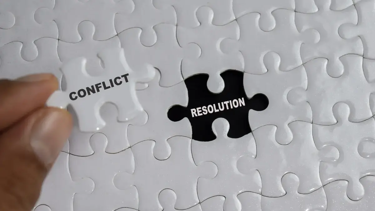 Conflict and Resolution puzzle pieces representing Illinois construction dispute resolution